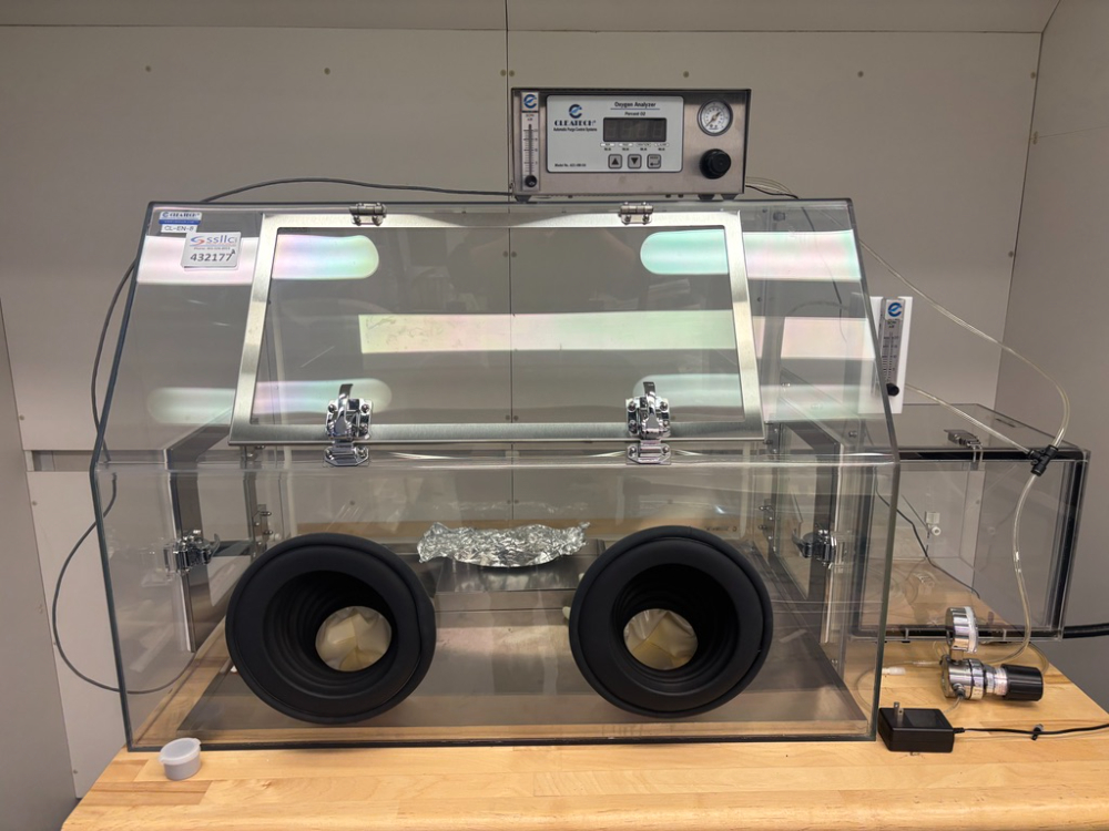 Image of Terra Universal Series 100 Laboratory glove box and Oxygen Analyzer